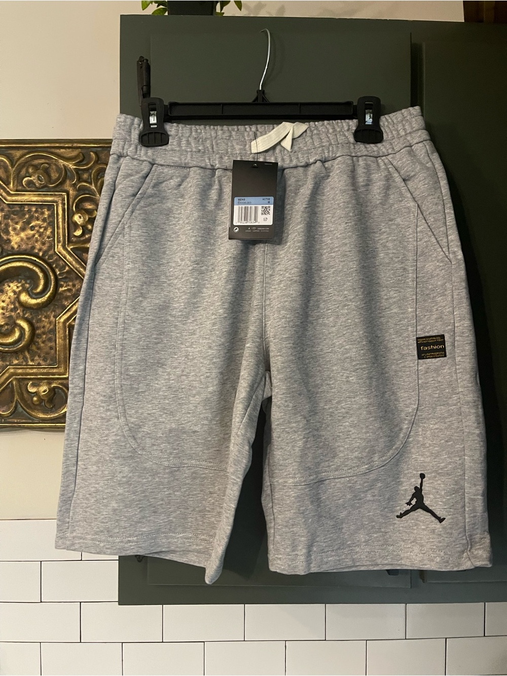 Mens Basketball Shorts Size M.